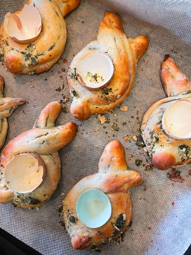 Hefeteig Osterhasen am Blech Rezeptfoto