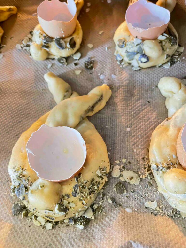 Hefeteig Osterhasen vor dem Backen