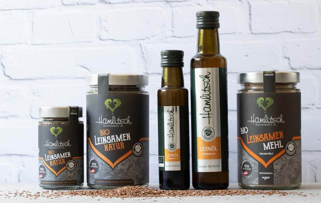 Gruppenfoto mit allen Leinsamenprodukten: Bio Leinsamen, Bio Leinöl und Bio Leinsamenmehl.