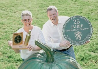 Hamlitsch Guntram und Ulrike, mit dem Pokal für 25 Jahre dauerhaft