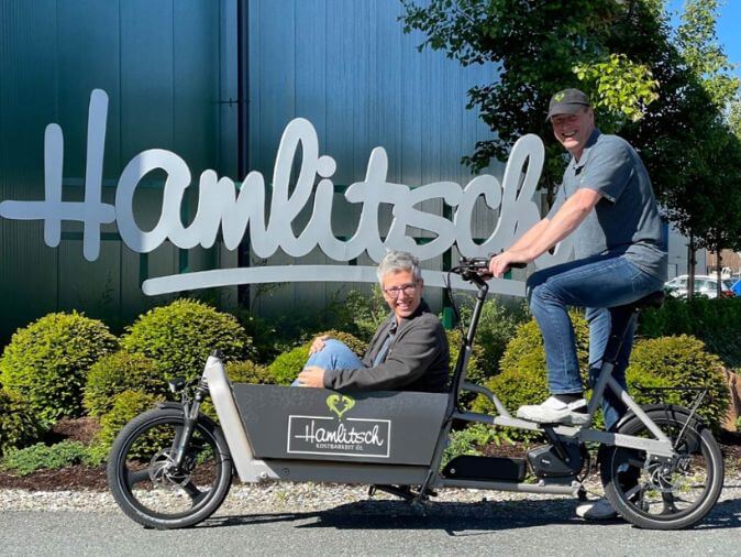 Hamlitsch Guntram und Ulrike mit E-Lastenrad vor der Ölmühle
