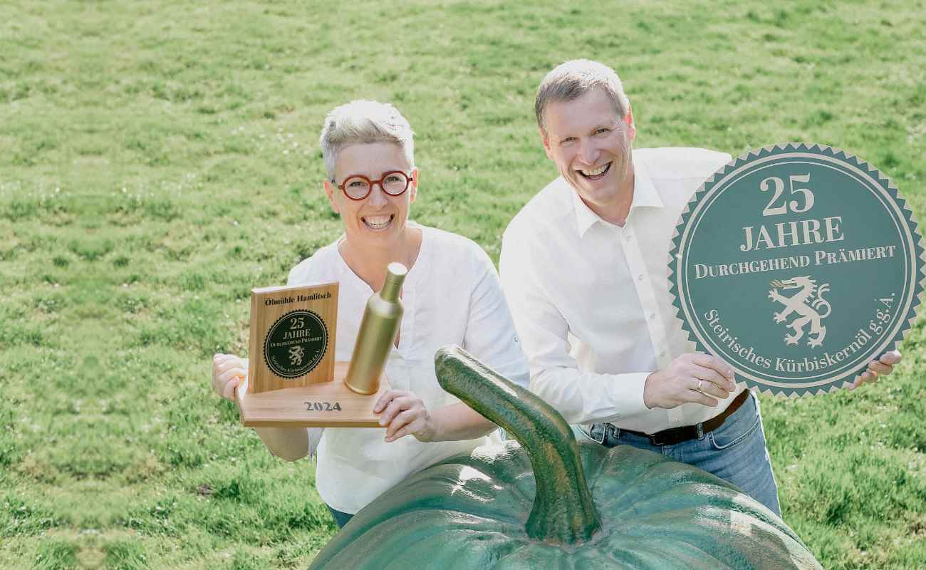 Guntram und Ulrike Hamlitsch mit Pokal für ihr 25 Jahre dauerhaft prämiertes Steirisches Kürbiskernöl