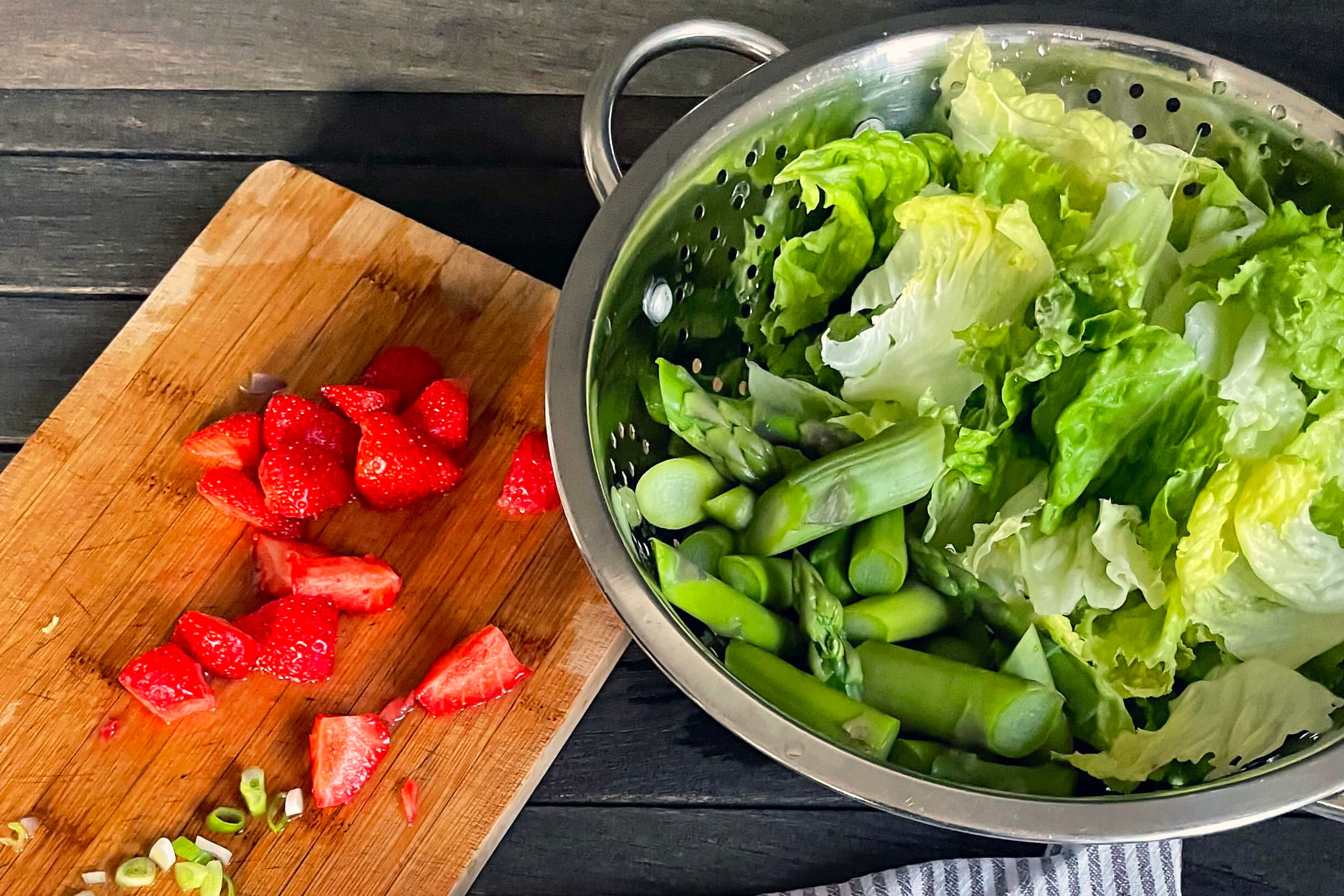 Spargel, Erdbeeren und Salat geschnitten