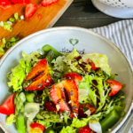 Spargel-Erdbeer-Salat in Schüssel angerichtet mit Kürbiskernöl