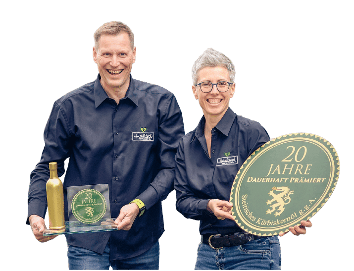 Hamlitsch Guntram und Ulrike, mit dem Pokal für 20 Jahre dauerhaft prämiertes Steirisches Kürbiskernöl.